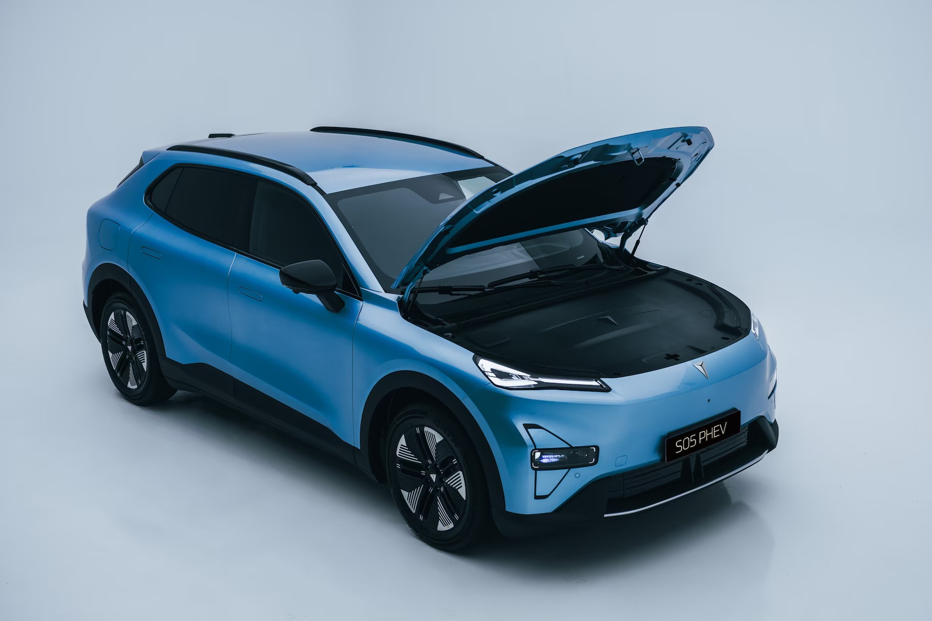 Changan Deepal S05 Ultra Hybrid: vista di tre quarti del SUV plug-in disegnato a Torino