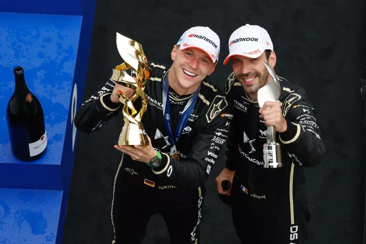 DS Automobiles Formula E: piloti sul podio con il trofeo