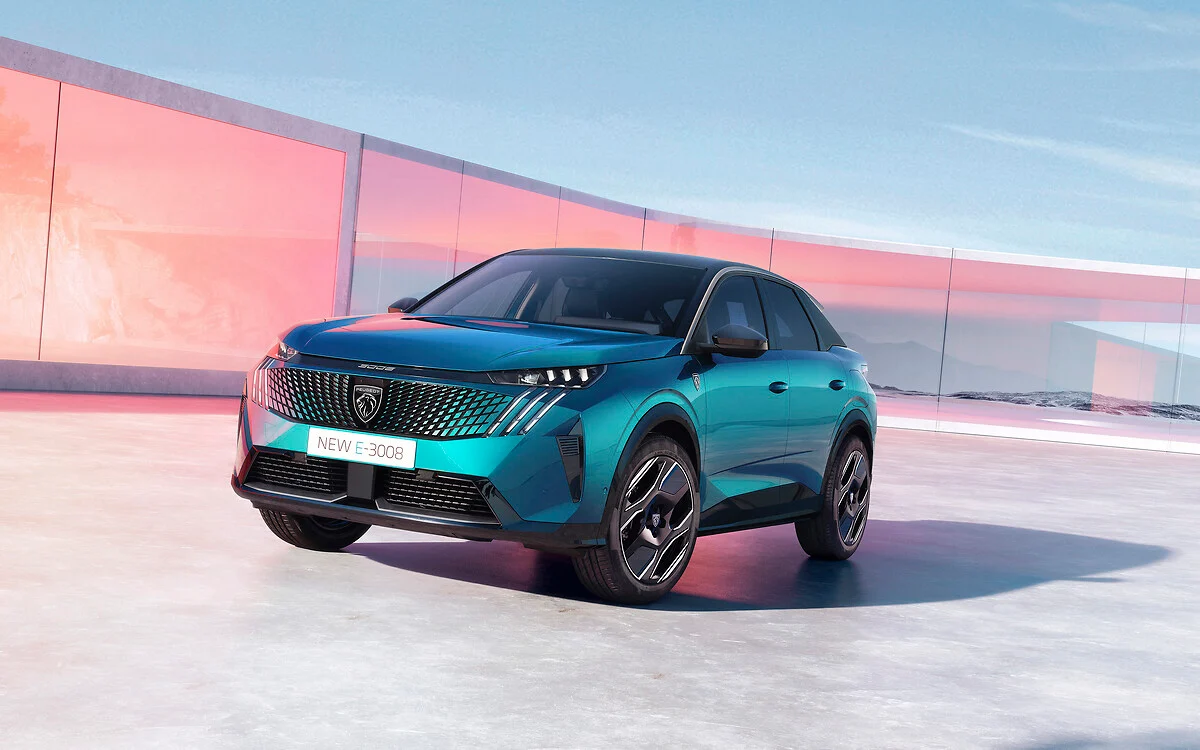 Nuovo Peugeot e-3008 visto di tre quarti anteriore