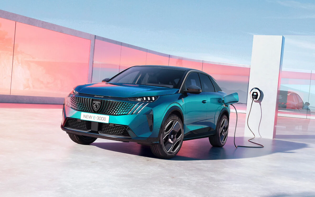 Peugeot e-3008 elettrico in ricarica a una colonnina