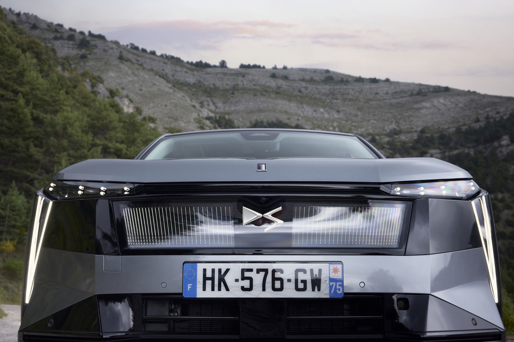 DS No.7 prova su strada - vista frontale del SUV elettrico