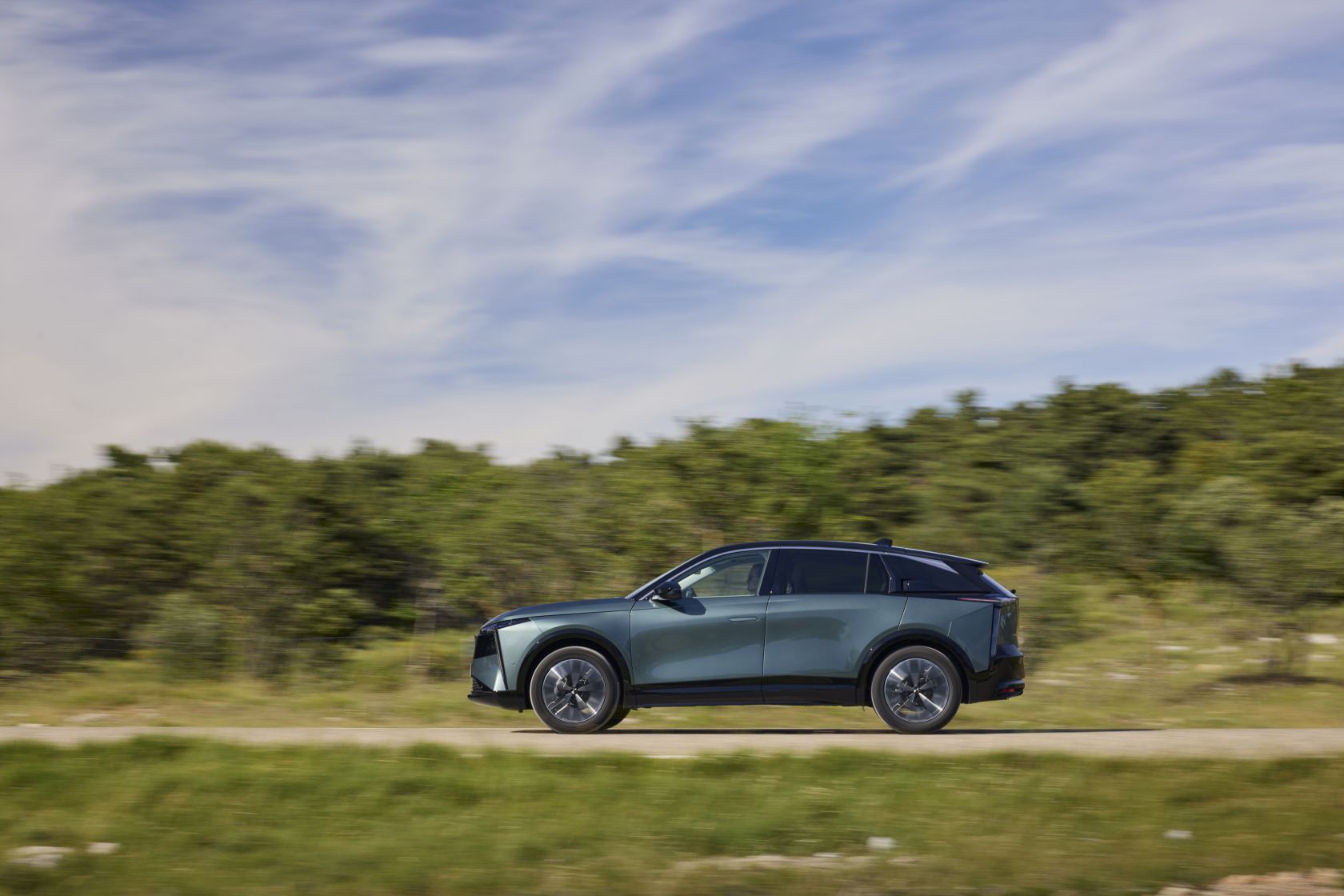 DS No.7 vista laterale - design profilo SUV elettrico